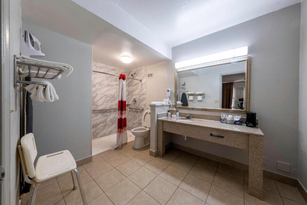 Superior King Room Disability Access Roll-In Shower Smoke Free interior